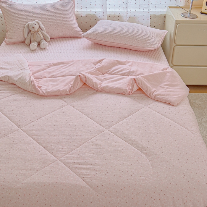 91家纺网 家纺一手货源 找家纺 贝扬思家纺 2026新款云感双层纱7A抗菌夏被四件套系列-栀夏系列 栀夏-樱桃奶球