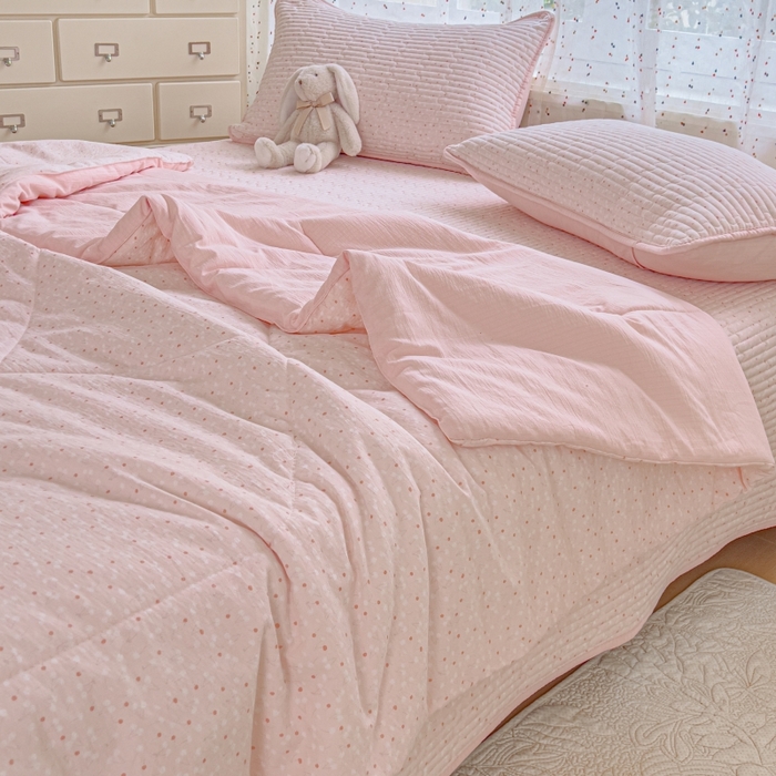 91家纺网 家纺一手货源 找家纺 贝扬思家纺 2026新款云感双层纱7A抗菌夏被四件套系列-栀夏系列 栀夏-樱桃奶球