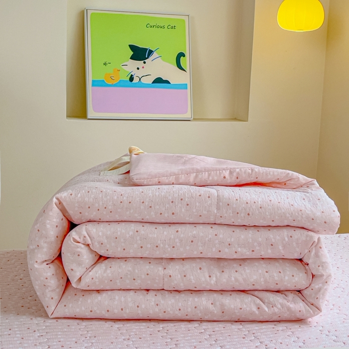 91家纺网 家纺一手货源 找家纺 贝扬思家纺 2026新款云感双层纱7A抗菌夏被四件套系列-栀夏系列 栀夏-樱桃奶球