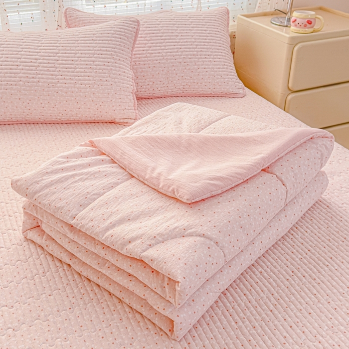 91家纺网 家纺一手货源 找家纺 贝扬思家纺 2026新款云感双层纱7A抗菌夏被四件套系列-栀夏系列 栀夏-樱桃奶球