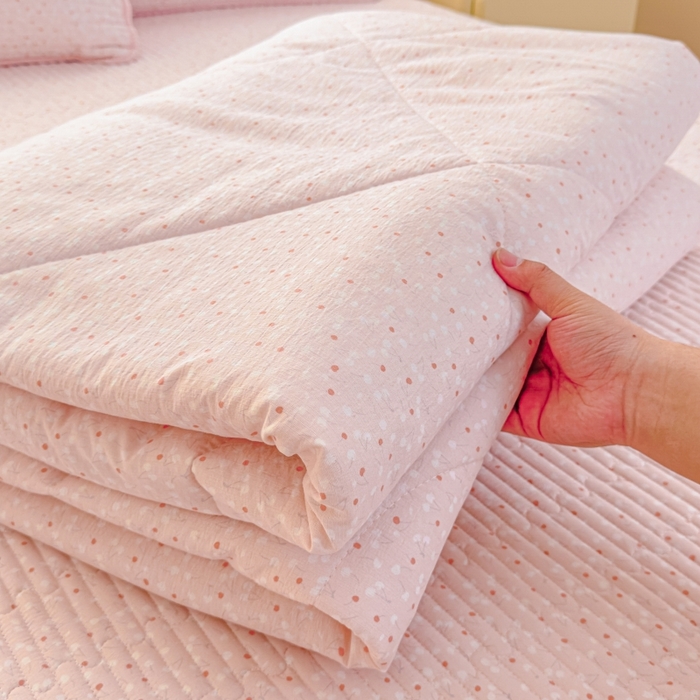 91家纺网 家纺一手货源 找家纺 贝扬思家纺 2026新款云感双层纱7A抗菌夏被四件套系列-栀夏系列 栀夏-樱桃奶球