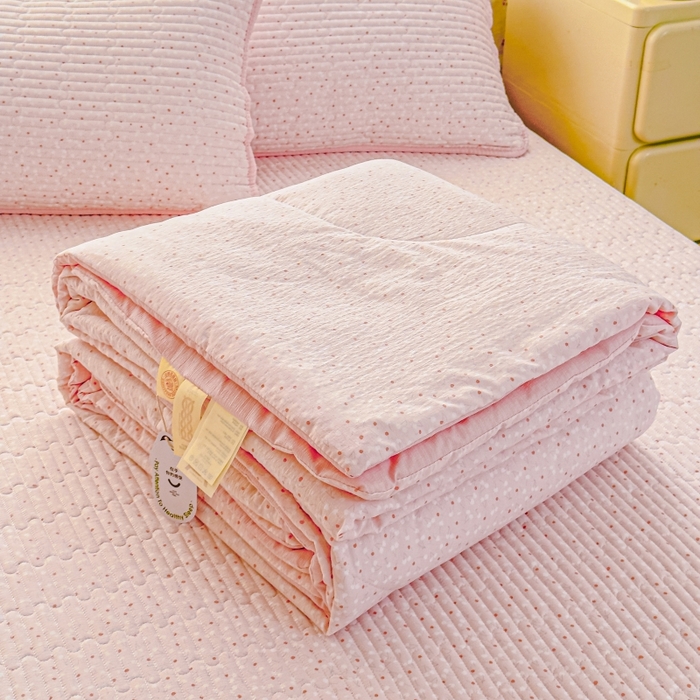 91家纺网 家纺一手货源 找家纺 贝扬思家纺 2026新款云感双层纱7A抗菌夏被四件套系列-栀夏系列 栀夏-樱桃奶球