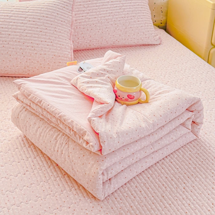 91家纺网 家纺一手货源 找家纺 贝扬思家纺 2026新款云感双层纱7A抗菌夏被四件套系列-栀夏系列 栀夏-樱桃奶球