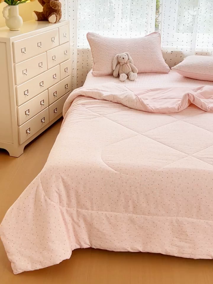 91家纺网 家纺一手货源 找家纺 贝扬思家纺 2026新款云感双层纱7A抗菌夏被四件套系列-栀夏系列 栀夏-樱桃奶球