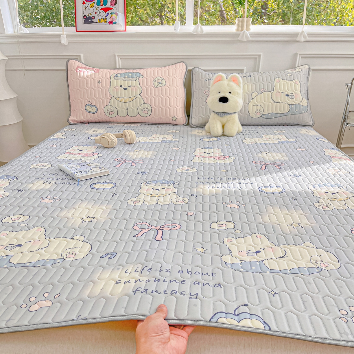 91家纺网 家纺一手货源 找家纺 摩妮卡 2026新款数码大版小清新乳胶凉席床席款三件套-场景一 小犬晨昏状态