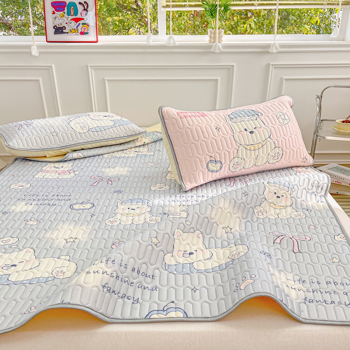 91家纺网 家纺一手货源 找家纺 摩妮卡 2026新款数码大版小清新乳胶凉席床席款三件套-场景一 小犬晨昏状态