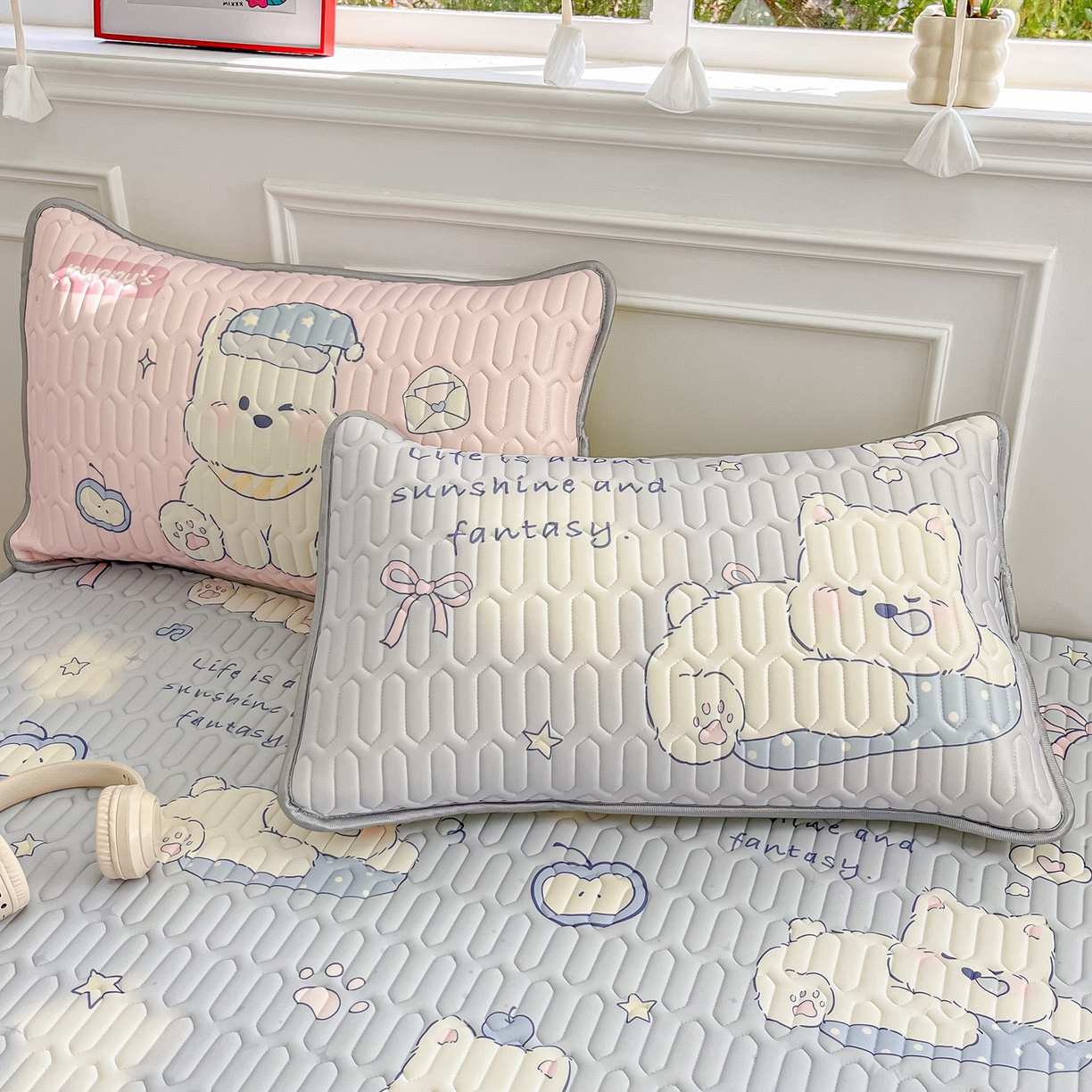 91家纺网 家纺一手货源 找家纺 摩妮卡 2026新款数码大版小清新乳胶凉席床席款三件套-场景一 小犬晨昏状态