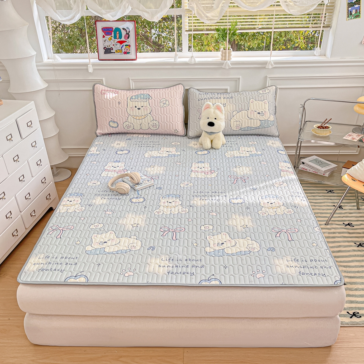 91家纺网 家纺一手货源 找家纺 摩妮卡 2026新款数码大版小清新乳胶凉席床席款三件套-场景一 小犬晨昏状态