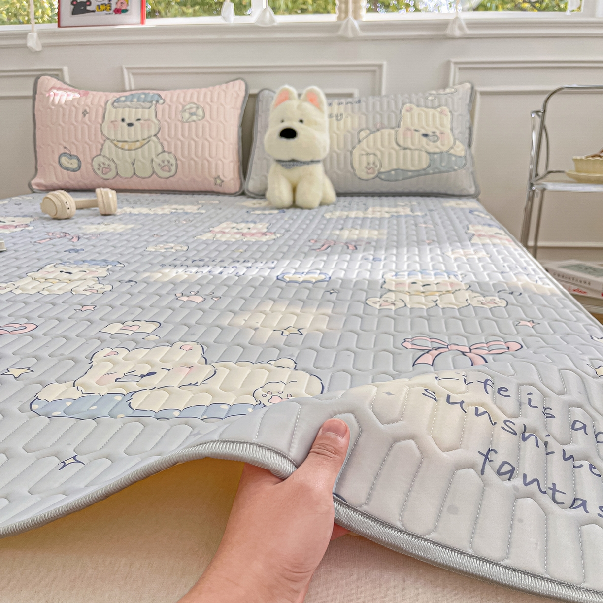 91家纺网 家纺一手货源 找家纺 摩妮卡 2026新款数码大版小清新乳胶凉席床席款三件套-场景一 小犬晨昏状态