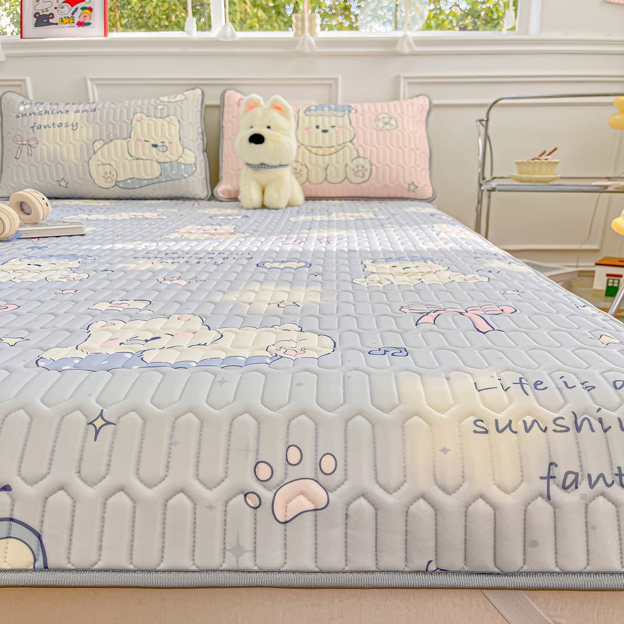 91家纺网 家纺一手货源 找家纺 摩妮卡 2026新款数码大版小清新乳胶凉席床席款三件套-场景一 小犬晨昏状态