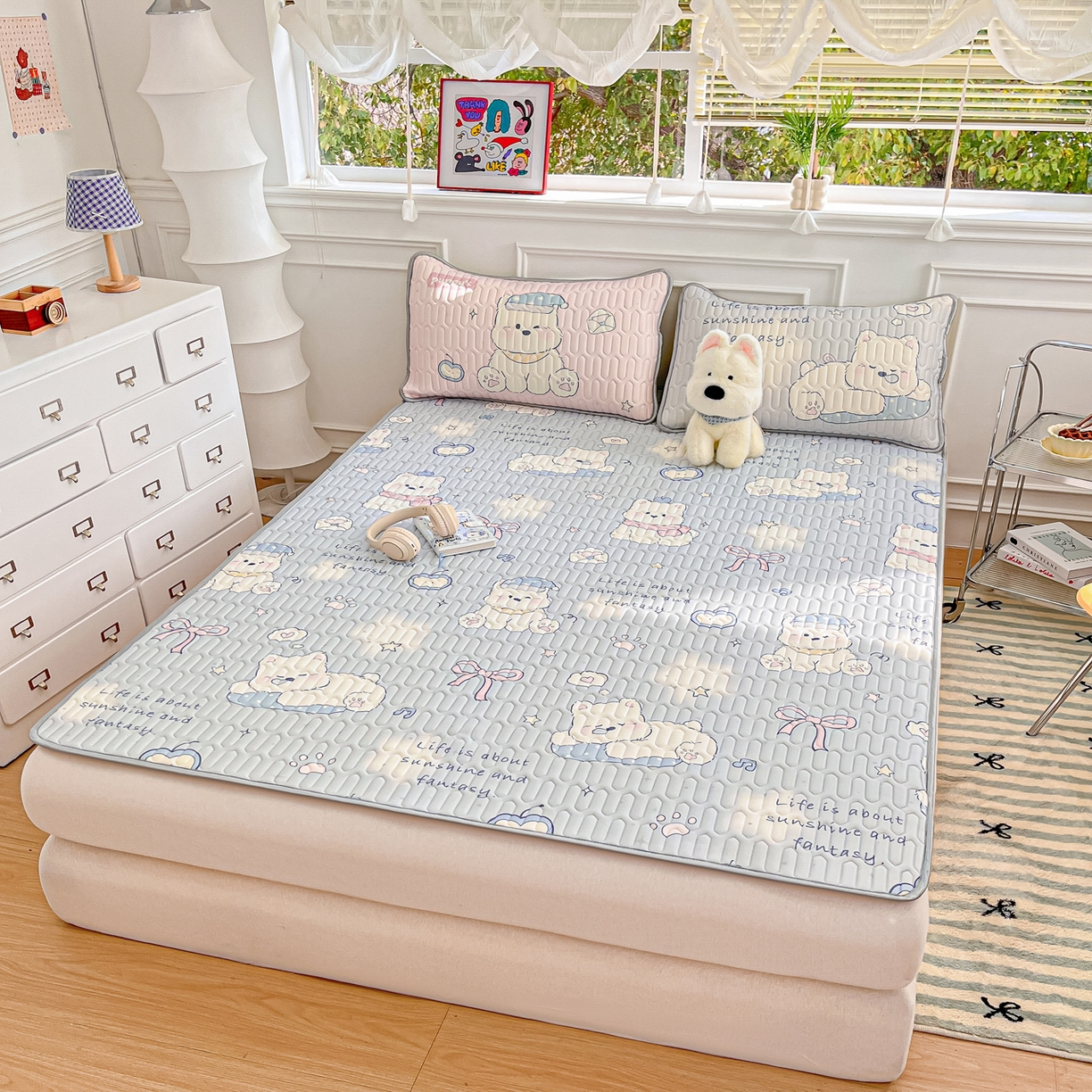 91家纺网 家纺一手货源 找家纺 摩妮卡 2026新款数码大版小清新乳胶凉席床席款三件套-场景一 小犬晨昏状态