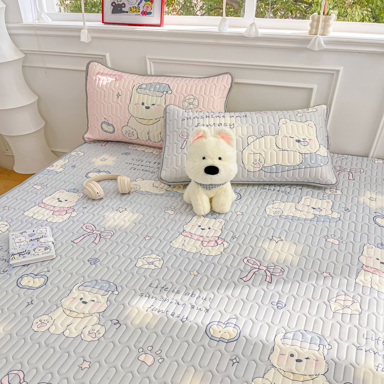 91家纺网 家纺一手货源 找家纺 摩妮卡 2026新款数码大版小清新乳胶凉席床席款三件套-场景一 小犬晨昏状态