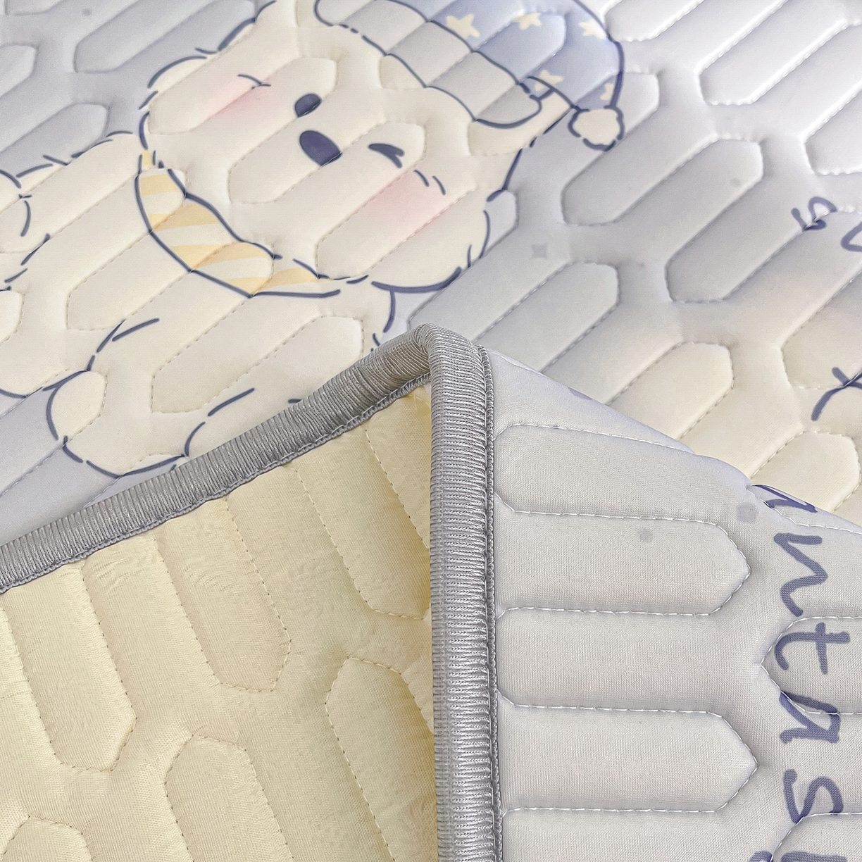 91家纺网 家纺一手货源 找家纺 摩妮卡 2026新款数码大版小清新乳胶凉席床席款三件套-场景一 小犬晨昏状态