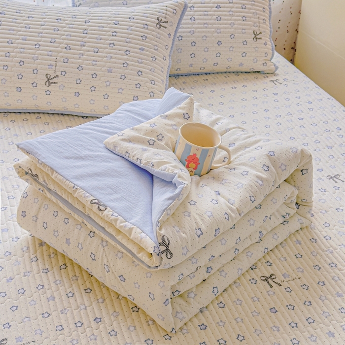 91家纺网 家纺一手货源 找家纺 贝扬思家纺 2026新款云感双层纱7A抗菌夏被四件套系列-栀夏系列 栀夏-摘星