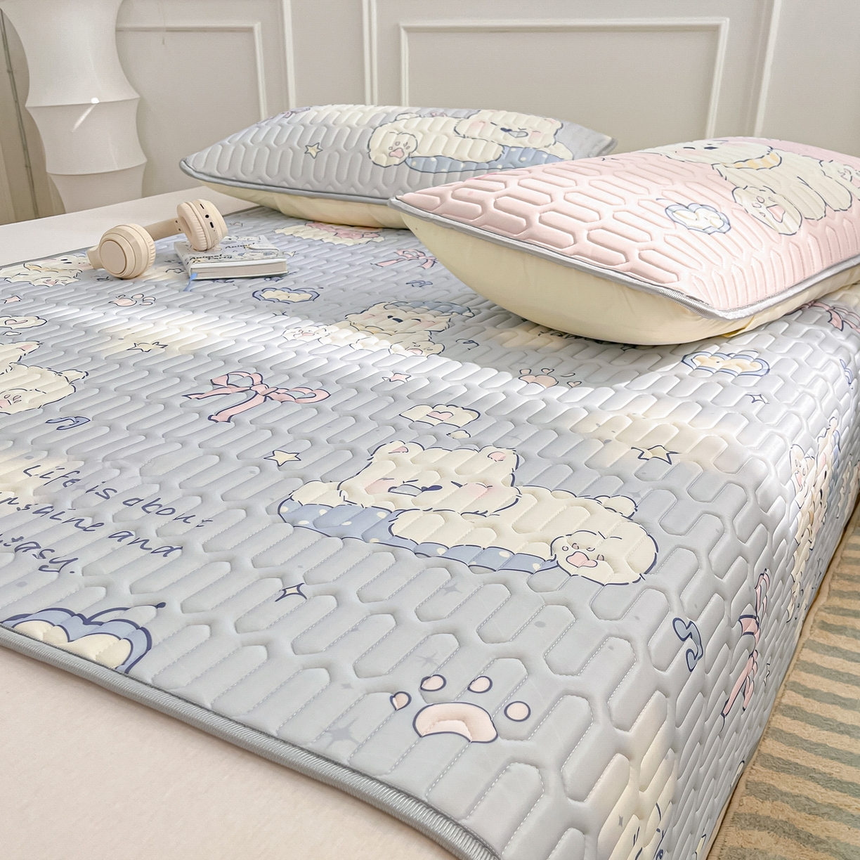 91家纺网 家纺一手货源 找家纺 摩妮卡 2026新款数码大版小清新乳胶凉席床席款三件套-场景一 小犬晨昏状态