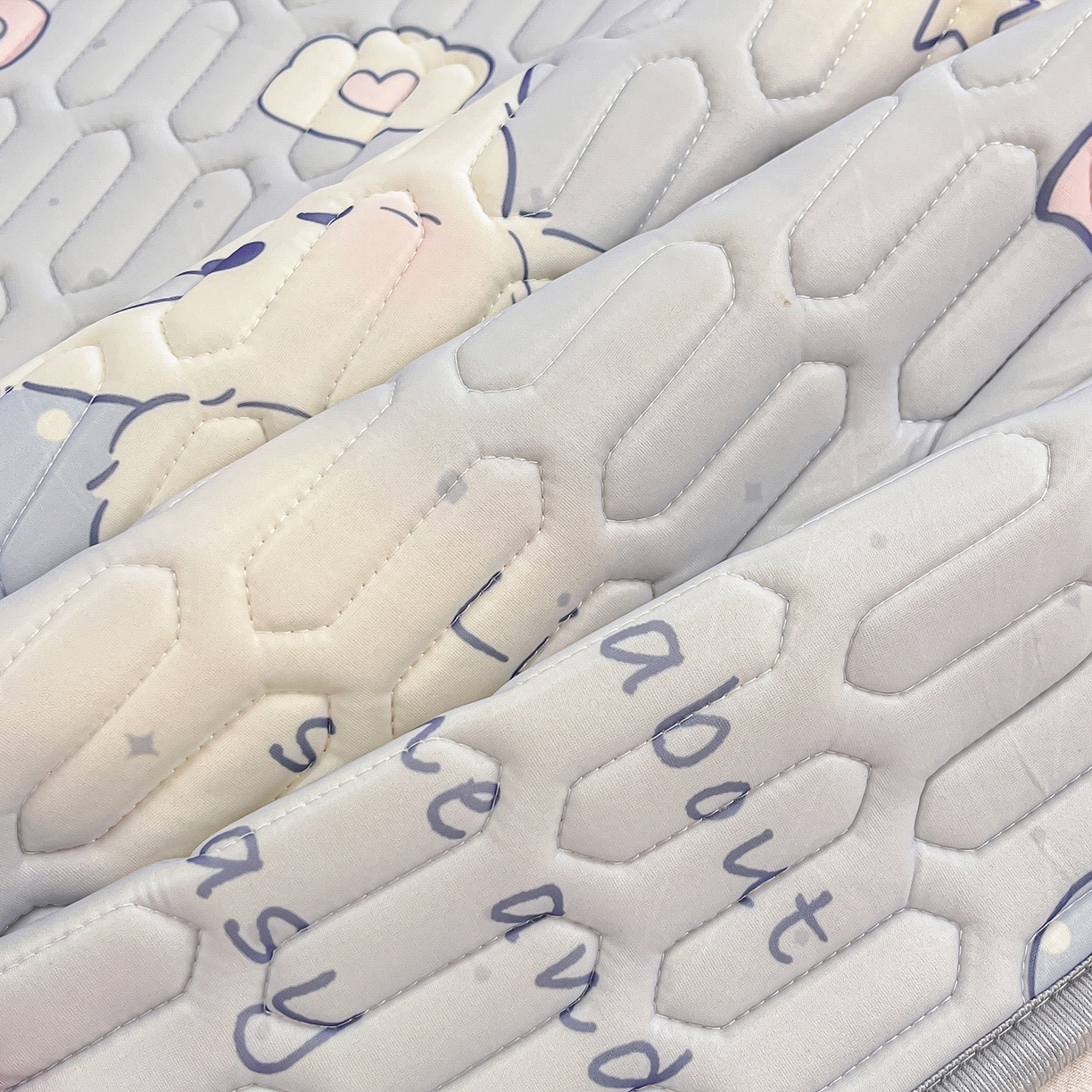 91家纺网 家纺一手货源 找家纺 摩妮卡 2026新款数码大版小清新乳胶凉席床席款三件套-场景一 小犬晨昏状态