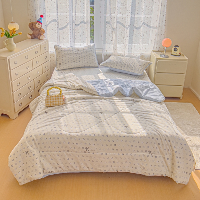 91家纺网 家纺一手货源 找家纺 贝扬思家纺 2026新款云感双层纱7A抗菌夏被四件套系列-栀夏系列 栀夏-摘星