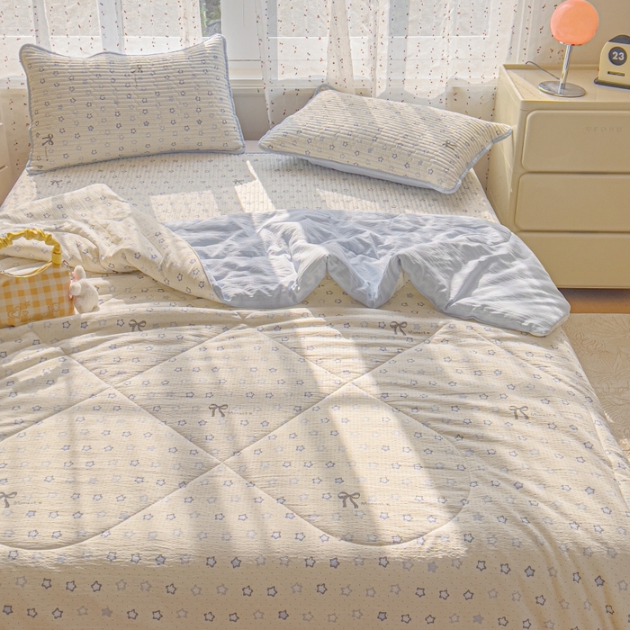 91家纺网 家纺一手货源 找家纺 贝扬思家纺 2026新款云感双层纱7A抗菌夏被四件套系列-栀夏系列 栀夏-摘星