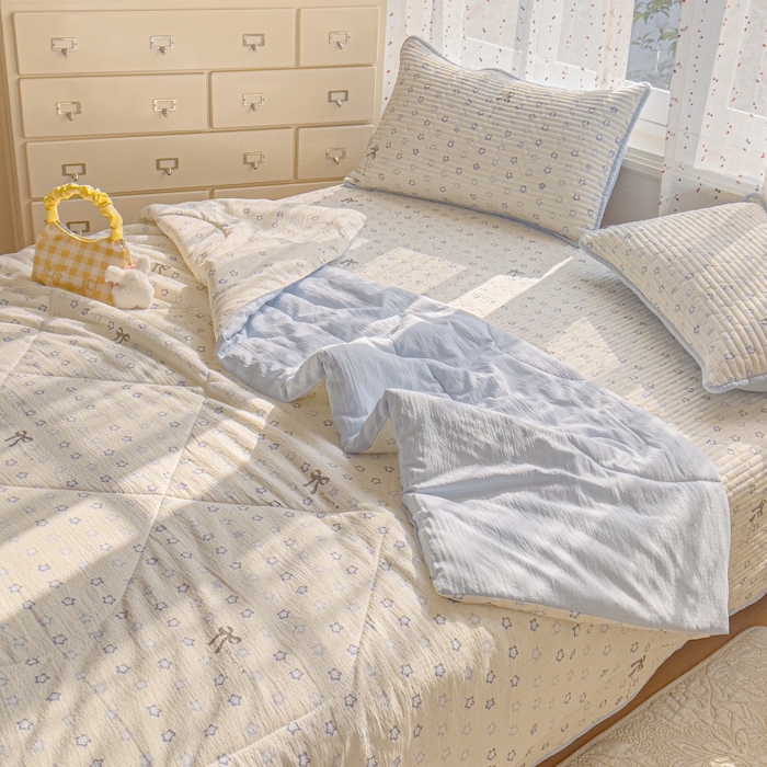 91家纺网 家纺一手货源 找家纺 贝扬思家纺 2026新款云感双层纱7A抗菌夏被四件套系列-栀夏系列 栀夏-摘星