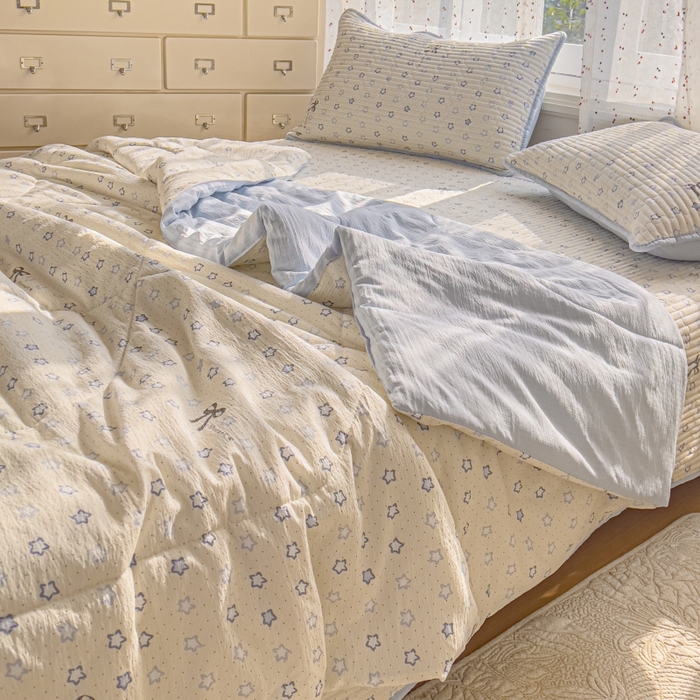 91家纺网 家纺一手货源 找家纺 贝扬思家纺 2026新款云感双层纱7A抗菌夏被四件套系列-栀夏系列 栀夏-摘星