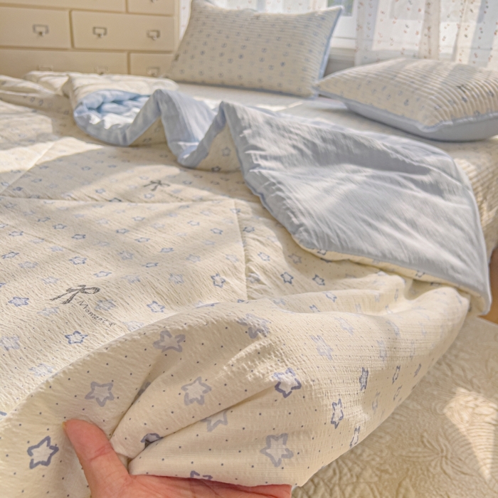 91家纺网 家纺一手货源 找家纺 贝扬思家纺 2026新款云感双层纱7A抗菌夏被四件套系列-栀夏系列 栀夏-摘星