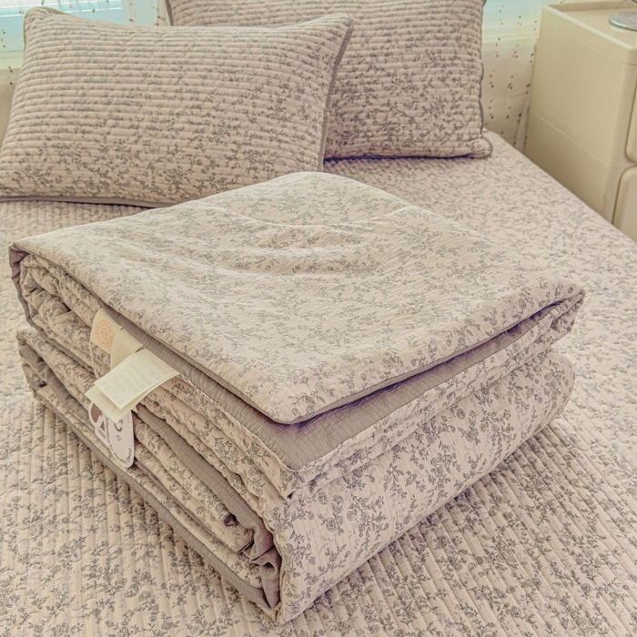 91家纺网 家纺一手货源 找家纺 贝扬思家纺 2026新款云感双层纱7A抗菌夏被四件套系列-栀夏系列 栀夏-竹歆花语