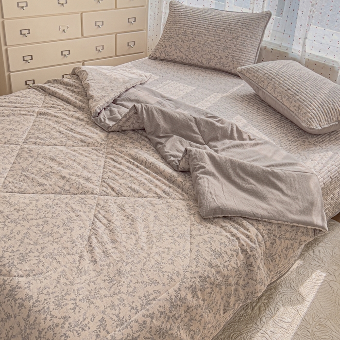 91家纺网 家纺一手货源 找家纺 贝扬思家纺 2026新款云感双层纱7A抗菌夏被四件套系列-栀夏系列 栀夏-竹歆花语