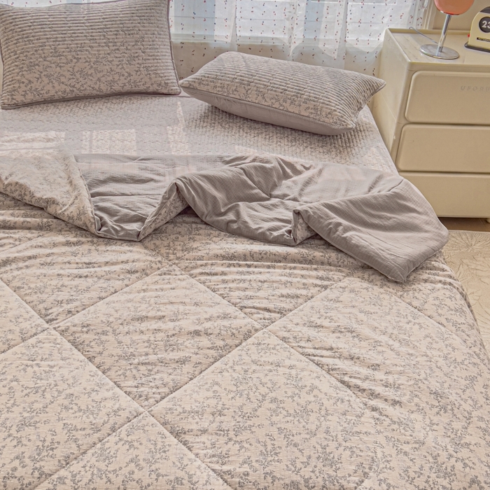 91家纺网 家纺一手货源 找家纺 贝扬思家纺 2026新款云感双层纱7A抗菌夏被四件套系列-栀夏系列 栀夏-竹歆花语