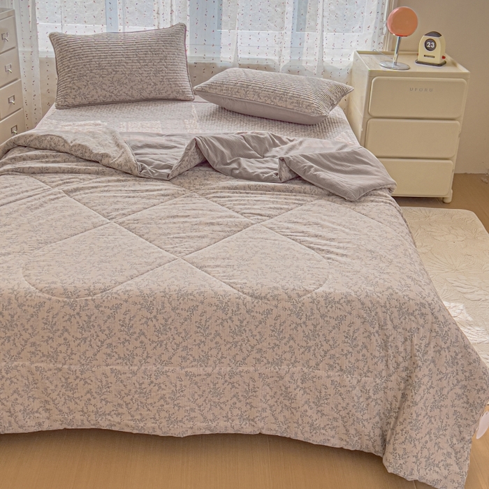 91家纺网 家纺一手货源 找家纺 贝扬思家纺 2026新款云感双层纱7A抗菌夏被四件套系列-栀夏系列 栀夏-竹歆花语