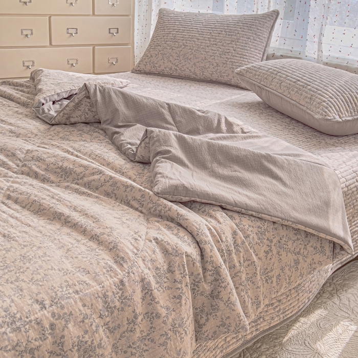 91家纺网 家纺一手货源 找家纺 贝扬思家纺 2026新款云感双层纱7A抗菌夏被四件套系列-栀夏系列 栀夏-竹歆花语