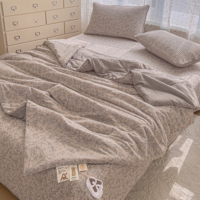 91家纺网 家纺一手货源 找家纺 贝扬思家纺 2026新款云感双层纱7A抗菌夏被四件套系列-栀夏系列 栀夏-竹歆花语