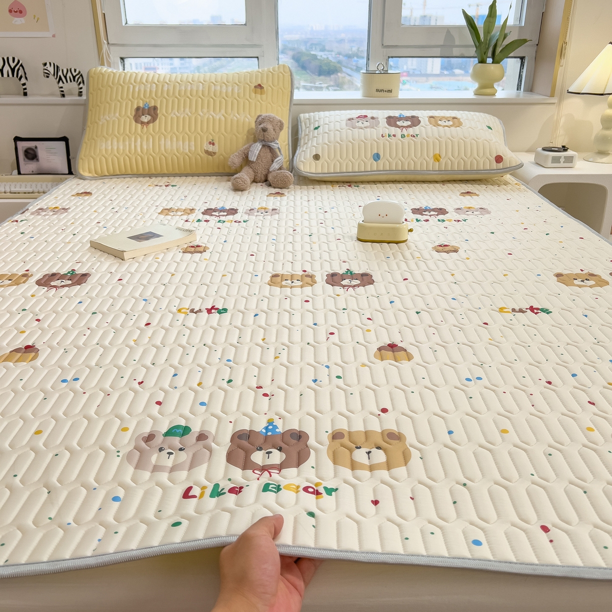 91家纺网 家纺一手货源 找家纺 摩妮卡 2026新款数码大版小清新乳胶凉席床席款三件套-场景一 小熊萌趣铺