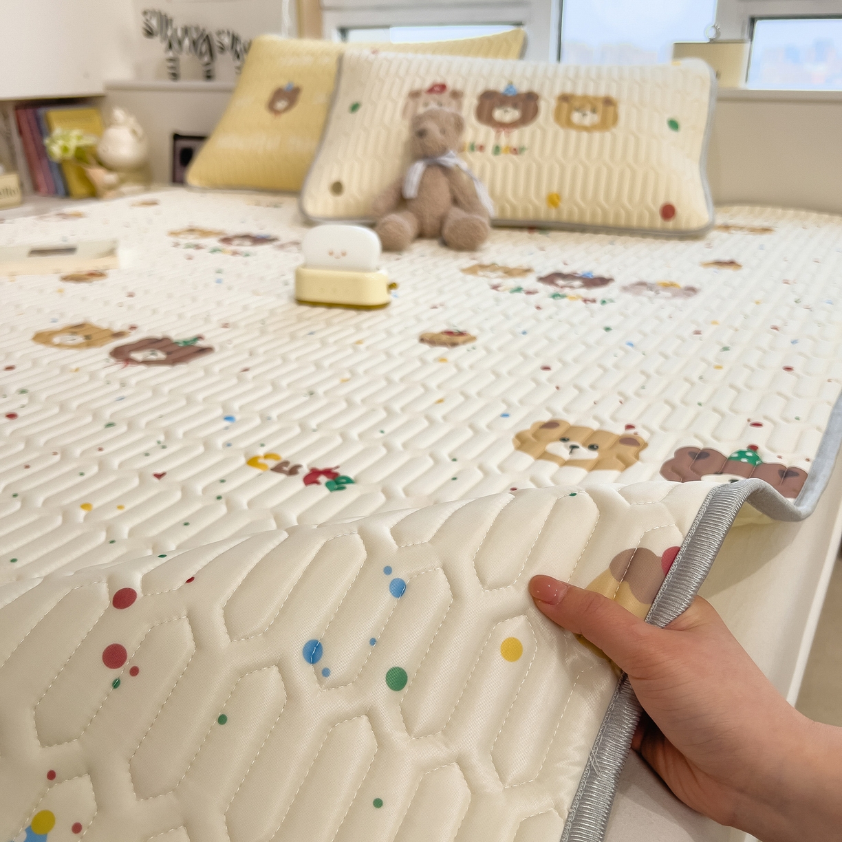 91家纺网 家纺一手货源 找家纺 摩妮卡 2026新款数码大版小清新乳胶凉席床席款三件套-场景一 小熊萌趣铺