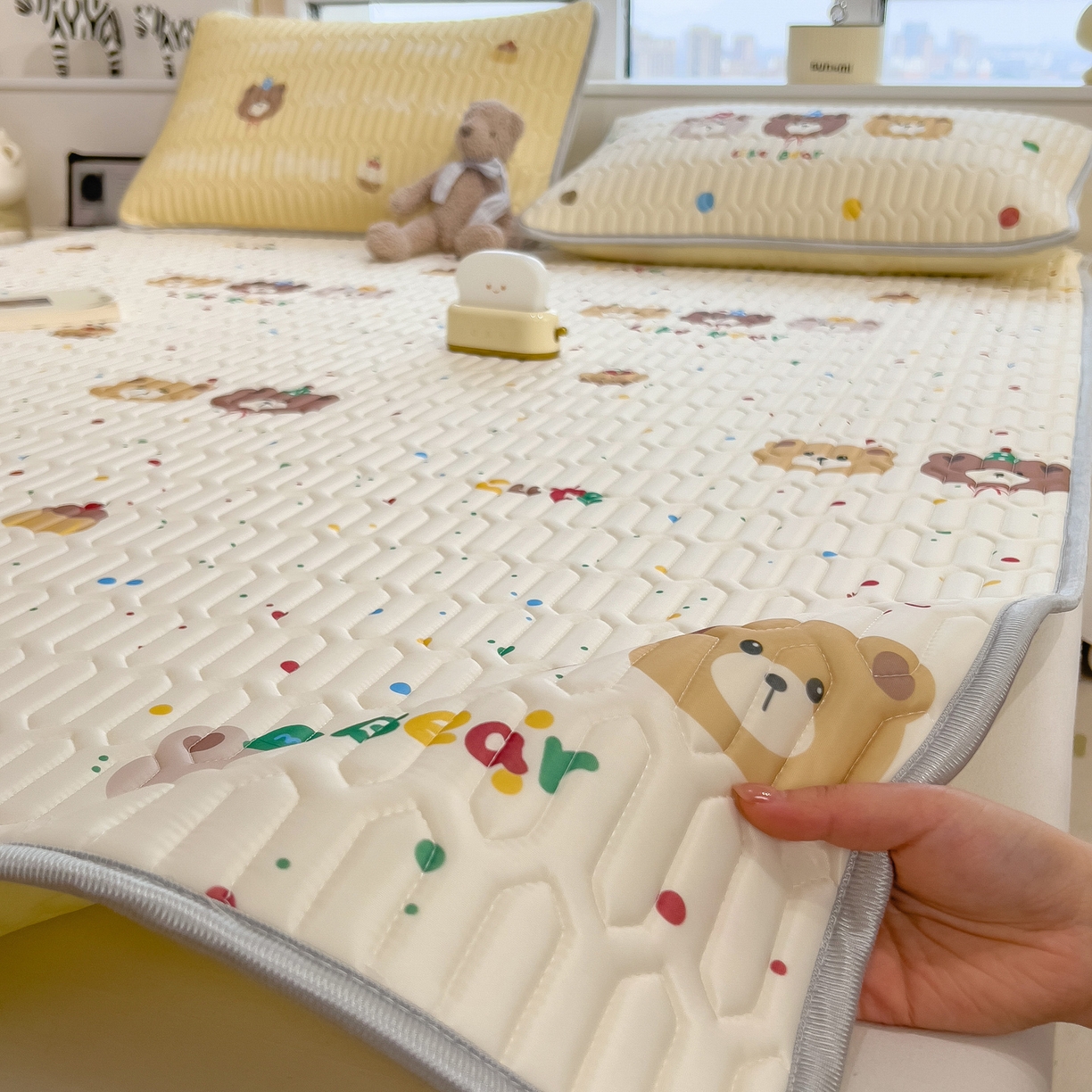 91家纺网 家纺一手货源 找家纺 摩妮卡 2026新款数码大版小清新乳胶凉席床席款三件套-场景一 小熊萌趣铺