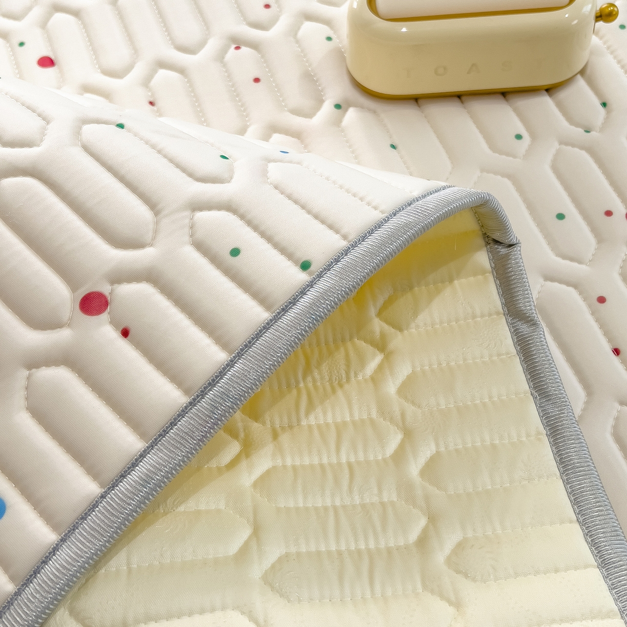 91家纺网 家纺一手货源 找家纺 摩妮卡 2026新款数码大版小清新乳胶凉席床席款三件套-场景一 小熊萌趣铺