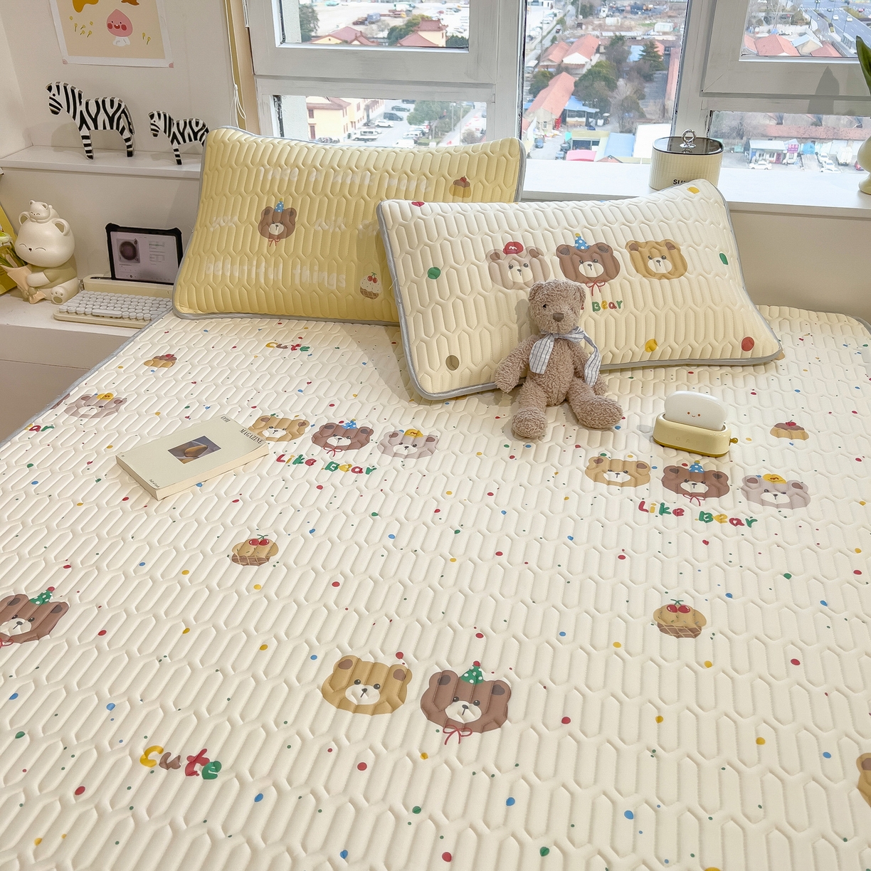 91家纺网 家纺一手货源 找家纺 摩妮卡 2026新款数码大版小清新乳胶凉席床席款三件套-场景一 小熊萌趣铺