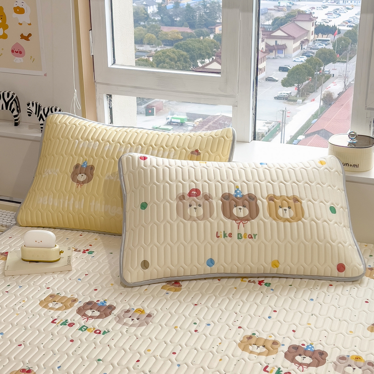 91家纺网 家纺一手货源 找家纺 摩妮卡 2026新款数码大版小清新乳胶凉席床席款三件套-场景一 小熊萌趣铺