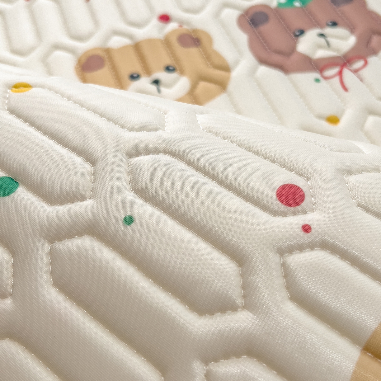 91家纺网 家纺一手货源 找家纺 摩妮卡 2026新款数码大版小清新乳胶凉席床席款三件套-场景一 小熊萌趣铺