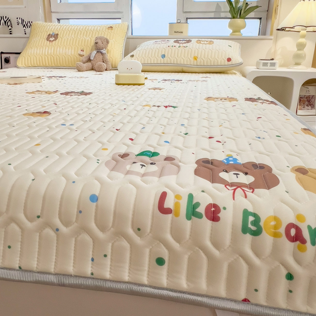 91家纺网 家纺一手货源 找家纺 摩妮卡 2026新款数码大版小清新乳胶凉席床席款三件套-场景一 小熊萌趣铺