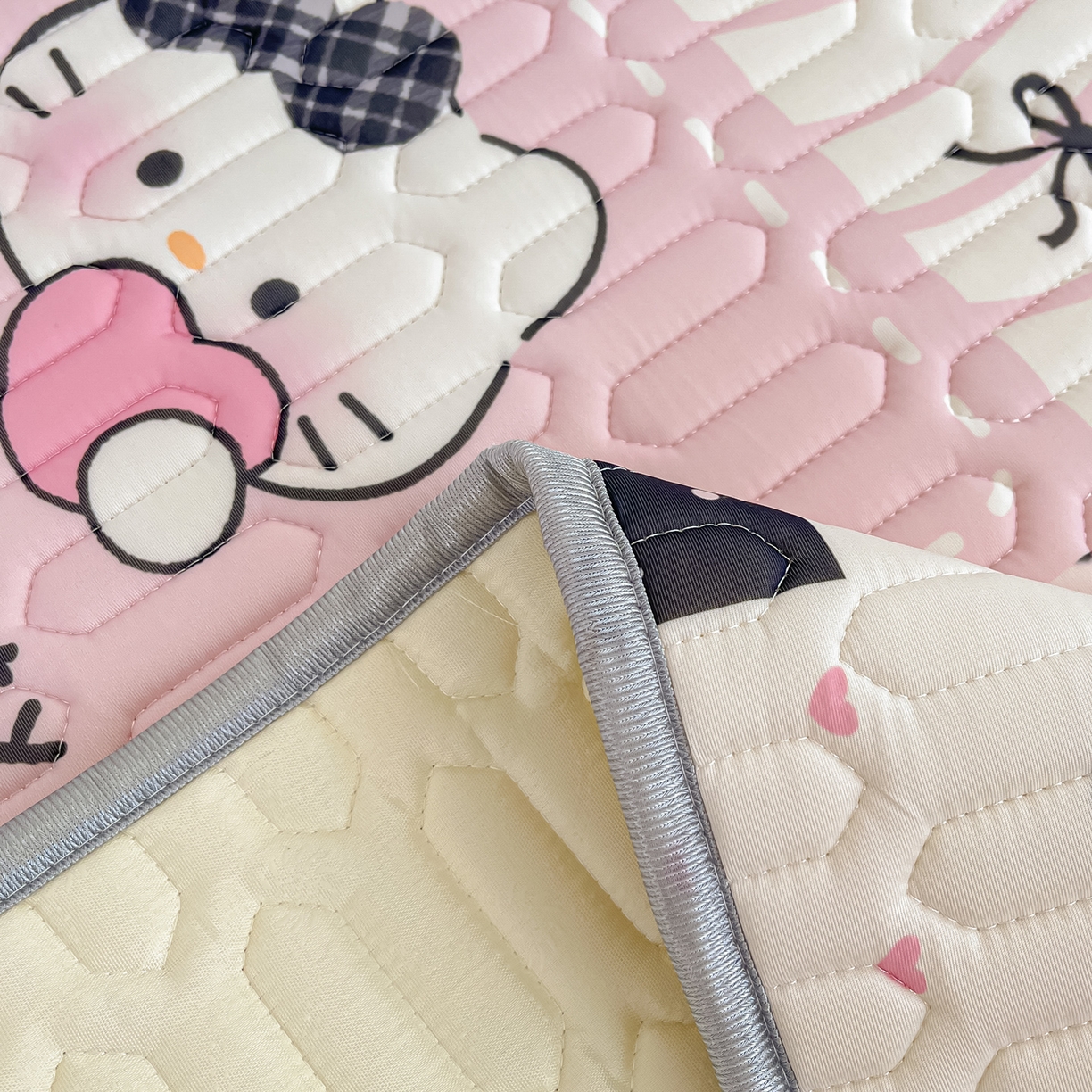 91家纺网 家纺一手货源 找家纺 摩妮卡 2026新款数码大版小清新乳胶凉席床席款三件套-场景一 心动收藏小屋