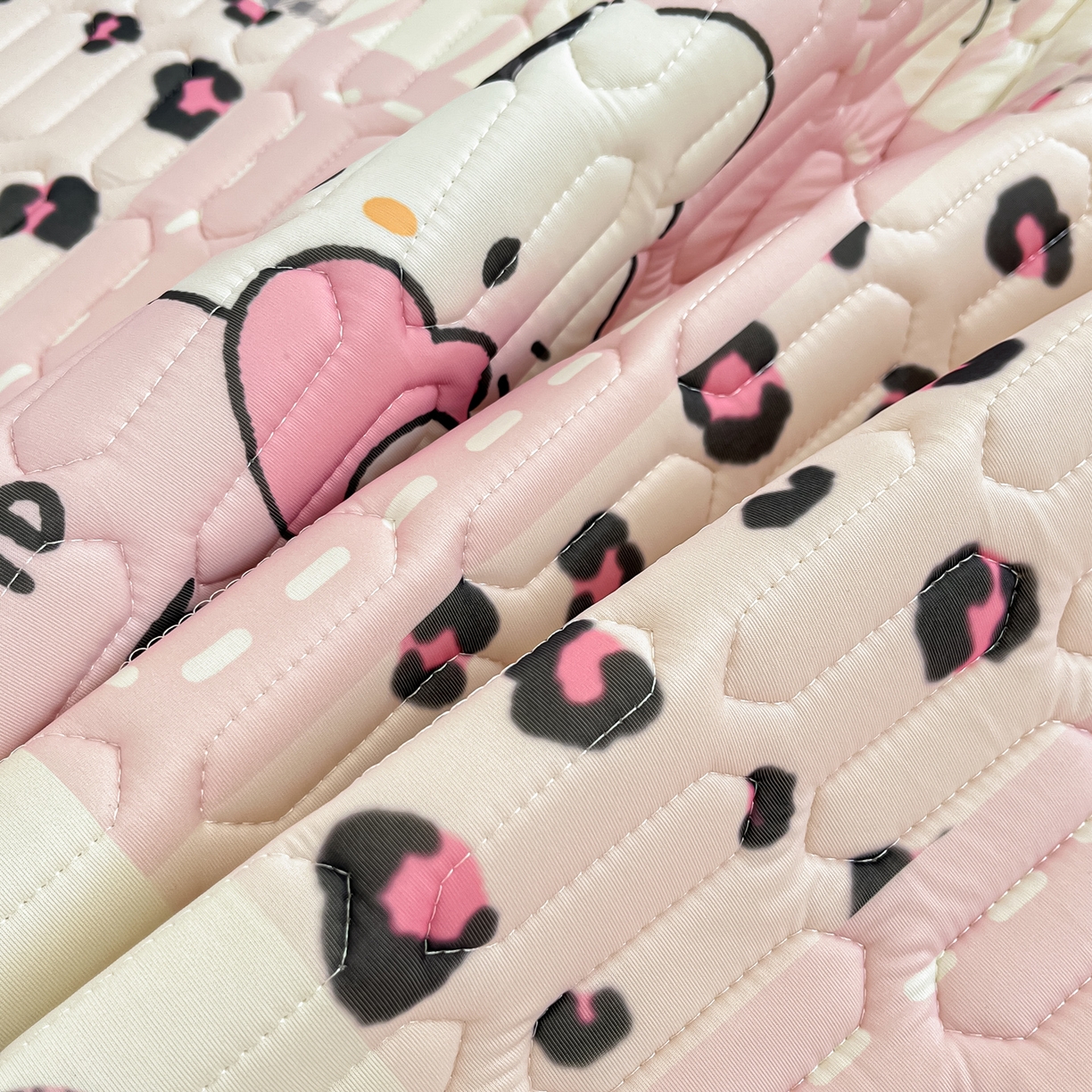 91家纺网 家纺一手货源 找家纺 摩妮卡 2026新款数码大版小清新乳胶凉席床席款三件套-场景一 心动收藏小屋