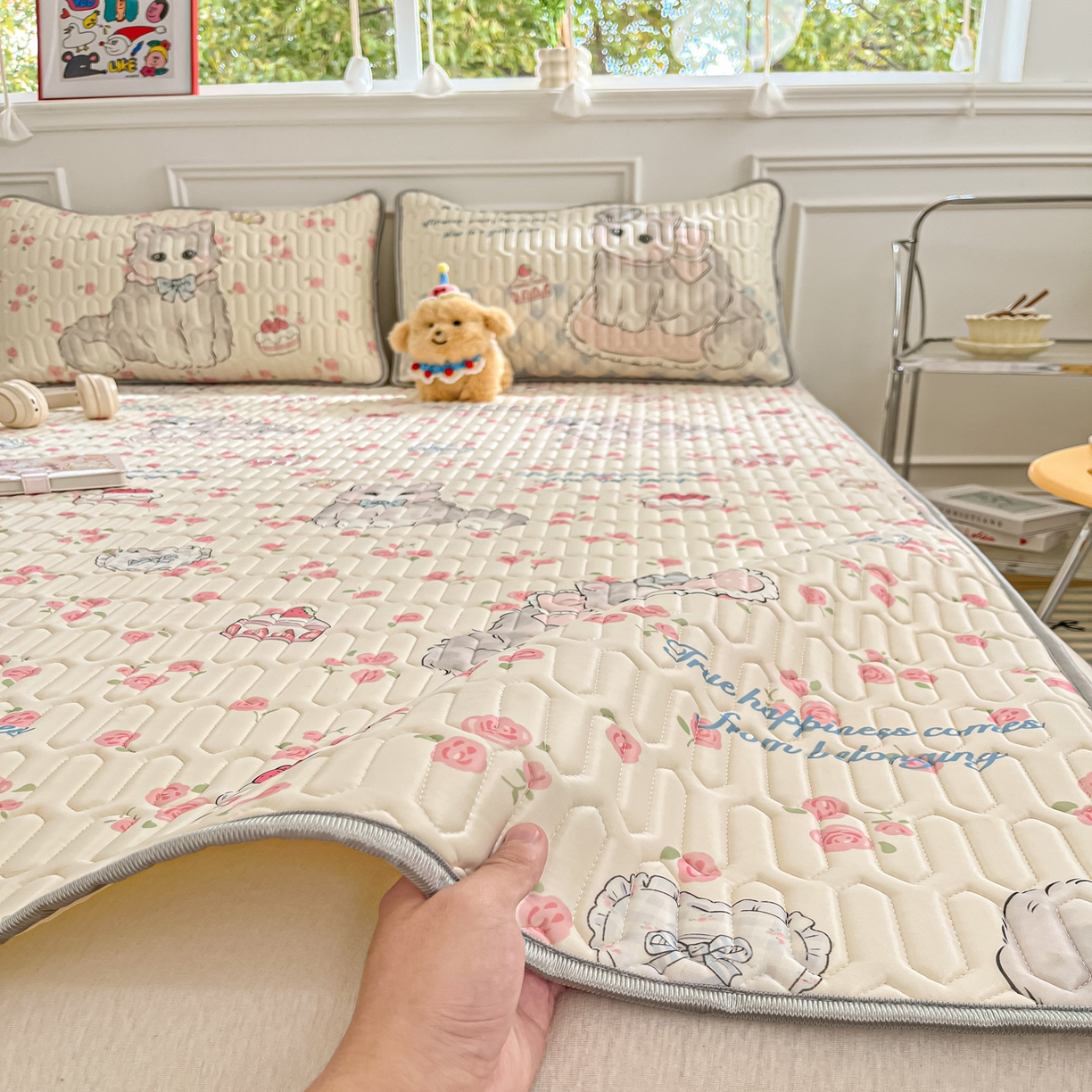 91家纺网 家纺一手货源 找家纺 摩妮卡 2026新款数码大版小清新乳胶凉席床席款三件套-场景一 优雅甜心猫猫