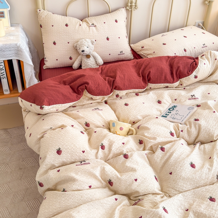 91家纺网 家纺一手货源 找家纺 梦舒阳家纺 新款泡芙棉双层纱四件套皱皱纱四季款泡芙纱四件套现货充足 草莓心