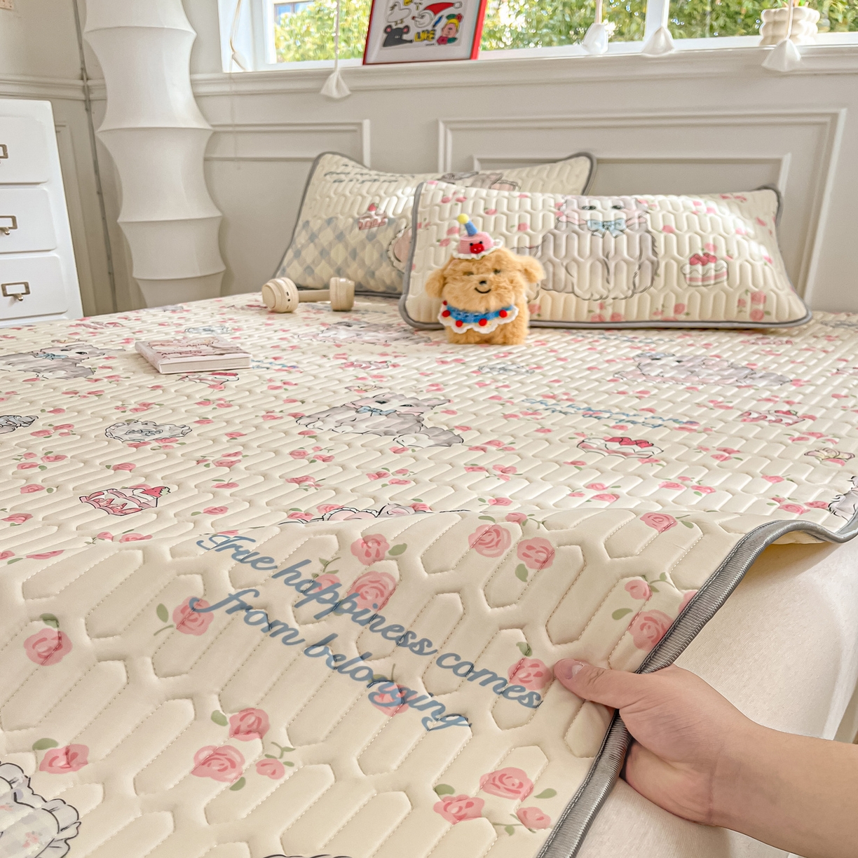 91家纺网 家纺一手货源 找家纺 摩妮卡 2026新款数码大版小清新乳胶凉席床席款三件套-场景一 优雅甜心猫猫