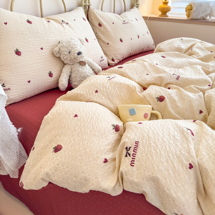 91家纺网 家纺一手货源 找家纺 梦舒阳家纺 新款泡芙棉双层纱四件套皱皱纱四季款泡芙纱四件套现货充足 草莓心