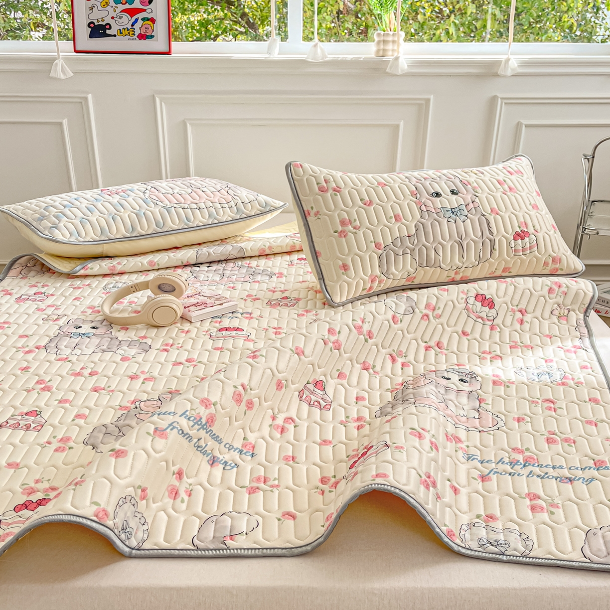 91家纺网 家纺一手货源 找家纺 摩妮卡 2026新款数码大版小清新乳胶凉席床席款三件套-场景一 优雅甜心猫猫