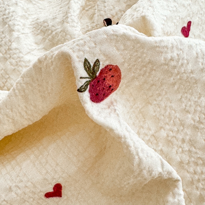 91家纺网 家纺一手货源 找家纺 梦舒阳家纺 新款泡芙棉双层纱四件套皱皱纱四季款泡芙纱四件套现货充足 草莓心