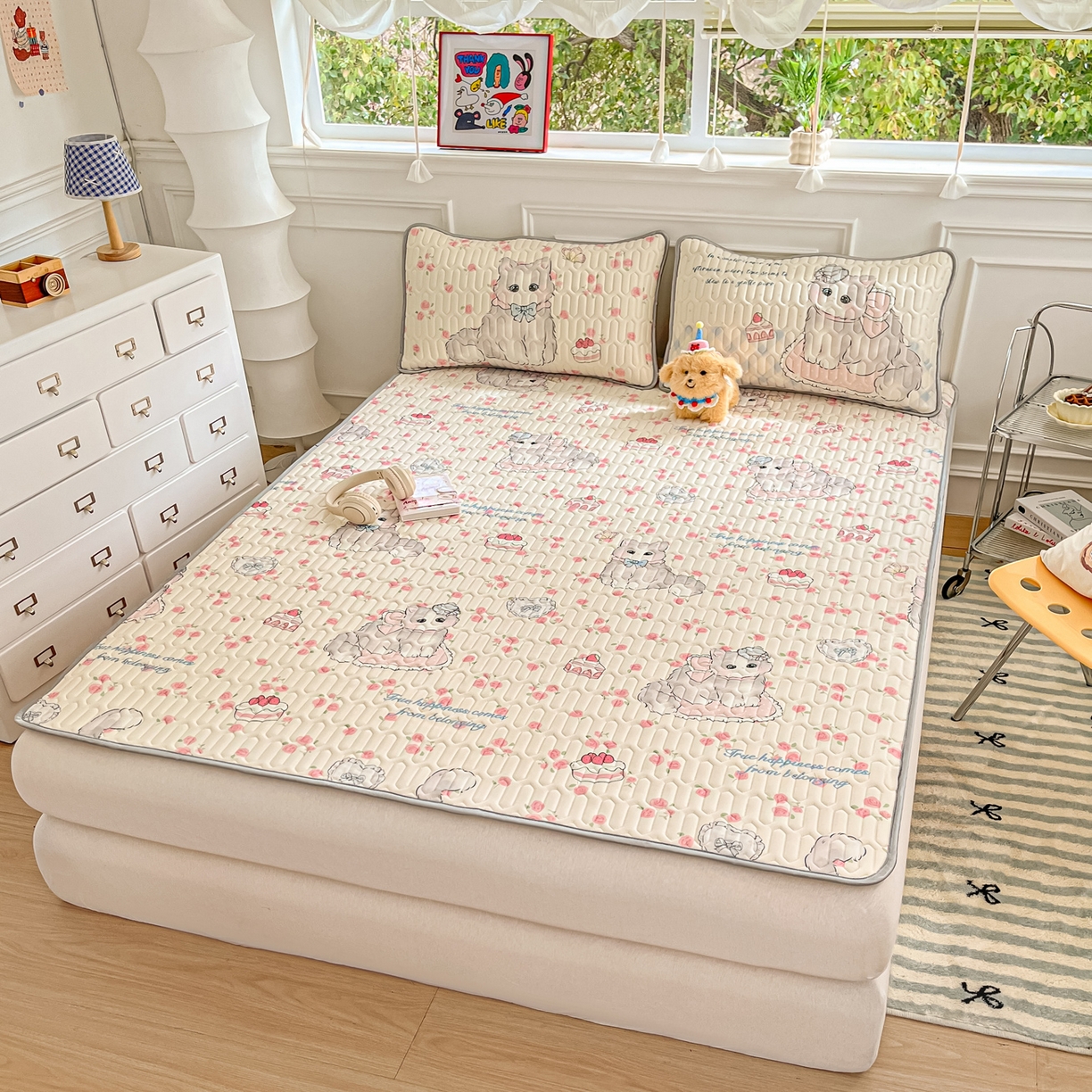 91家纺网 家纺一手货源 找家纺 摩妮卡 2026新款数码大版小清新乳胶凉席床席款三件套-场景一 优雅甜心猫猫