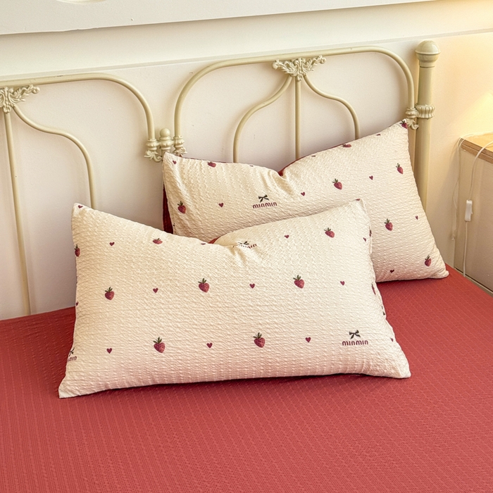 91家纺网 家纺一手货源 找家纺 梦舒阳家纺 新款泡芙棉双层纱四件套皱皱纱四季款泡芙纱四件套现货充足 草莓心