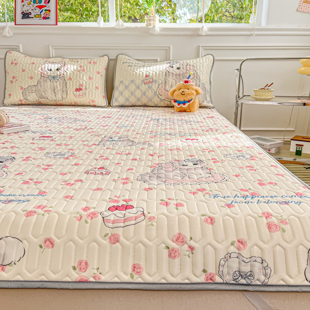 91家纺网 家纺一手货源 找家纺 摩妮卡 2026新款数码大版小清新乳胶凉席床席款三件套-场景一 优雅甜心猫猫